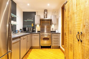 Fridge, microwave, oven, stovetop - Chapel Conversion - Private Parking - 2BR (West Midlands)