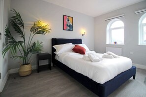 1 slaapkamer, een strijkplank/strijkijzer, internet, beddengoed