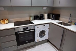 Een koelkast, een microgolfoven, een oven, een kookplaat