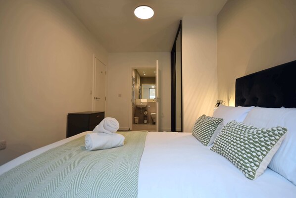 2 habitaciones, tabla de planchar con plancha, internet y ropa de cama