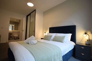 2 bedrooms, iron/ironing board, internet, bed sheets