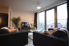 TV - Suite Life: 2-Bed, 1-Bath Top-Floor in New Cross (Greater Manchester)