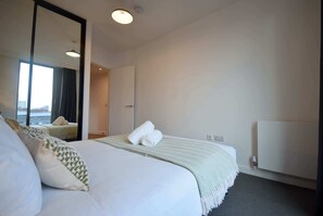 2 soverom, strykejern/-brett, reiseseng for barn og internettilgang