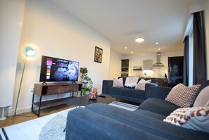 TV - Suite Life: 2-Bed, 1-Bath in New Cross (Greater Manchester)