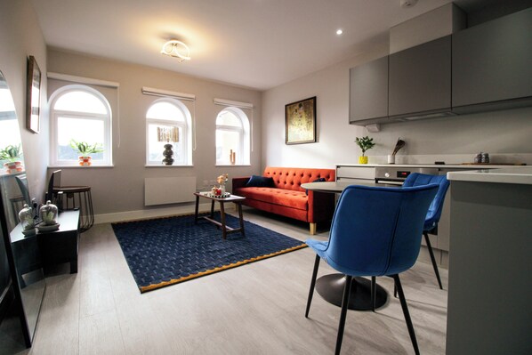 TV - Stylish 1-Bedroom Apartment in Slough with Parking (Berkshire)