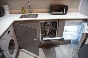 Fridge, microwave, oven, stovetop - Stylish 1-Bedroom Apartment in Slough with Parking (Berkshire)