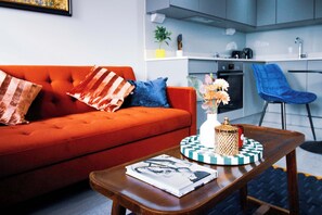 TV - Stylish 1-Bedroom Apartment in Slough with Parking (Berkshire)