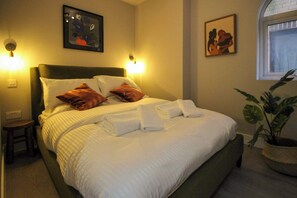 1 bedroom, iron/ironing board, internet, bed sheets - Stylish 1-Bedroom Apartment in Slough with Parking (Berkshire)