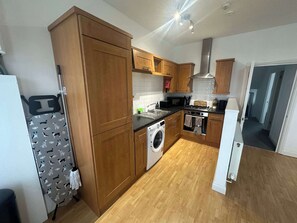 R éfrigérateur, micro-ondes, four, plaque de cuisson