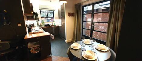 Køleskab, mikrobølgeovn, ovn, kogeplade