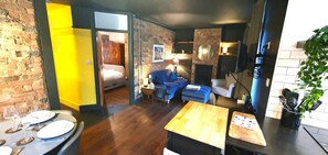 2 bedrooms, internet, bed sheets