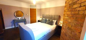 2 bedrooms, Internet, bed sheets - Chic 2BD Apartment near Snaresbrook Tube Station (Greater London)