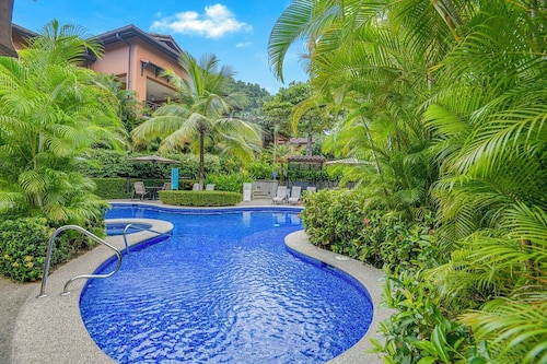 Enjoy Paradise – Luxury 3-Bedroom Condo on the Golf Course!