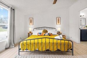 7 Schlafzimmer, Schreibtisch, Bügeleisen/Bügelbrett, Reisekinderbett