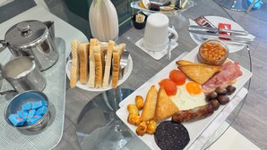 Un buffet de petit-déjeuner proposant une variété d’aliments et un coin café.