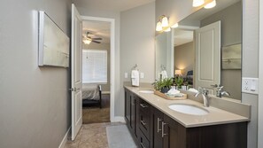 4 slaapkamers, een strijkplank/strijkijzer, gratis wifi, beddengoed