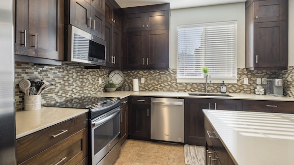 Kühlschrank, Mikrowelle, Ofen, Herdplatte