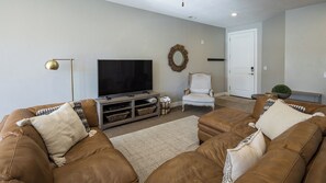 Smart TV, books - Entrada 635 | Pet Friendly I Pool & Hot Tub I Garage (Moab)