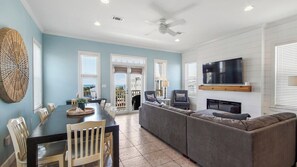 Televisión y chimenea 