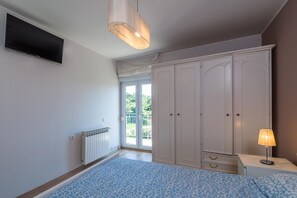 4 habitaciones, tabla de planchar con plancha, wifi y ropa de cama
