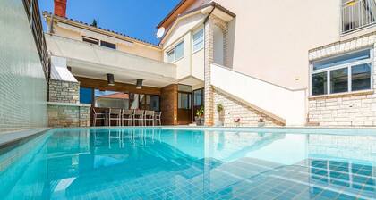 Beautiful Villa Suton with a Private Pool