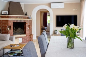 Fernseher, Kamin, DVD-Player, Tischfußball