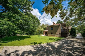 A house with a paved driveway, a lawn, and a tennis court. - Villa Ferlini - private pool, large estate, wellness, and playground (Svetvincenat)