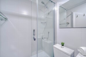 Shower, hair dryer, towels