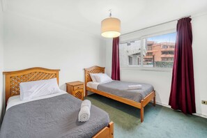3 habitaciones, tabla de planchar con plancha, wifi y ropa de cama 