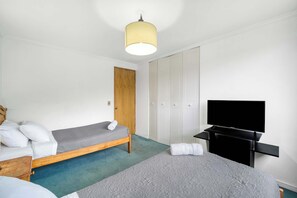 3 bedrooms, iron/ironing board, WiFi, bed sheets