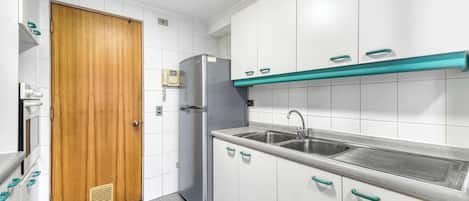 Cafetera y tetera, refrigerador, microondas y horno