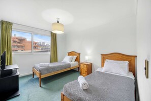3 makuuhuonetta, silitysrauta/-lauta, Wi-Fi, vuodevaatteet