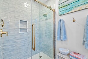 Douche, séchoir à cheveux, serviettes fournies