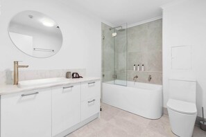 Shower, hair dryer, towels - Camperdown Cozy Corner 3 (Camperdown)