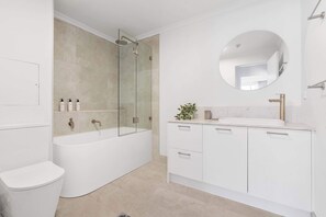 Douche, sèche-cheveux, serviettes fournies