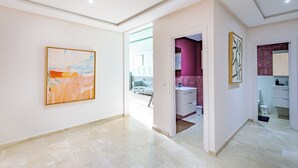 A spacious hallway with a modern interior, leading to a bedroom and a bathroom. - Appartement de luxe au centre de Gueliz  (Marrakech)