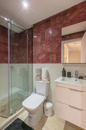 Dusche, Haartrockner, Handtücher