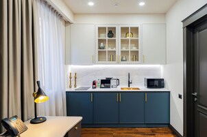 Deluxe Studio, Kitchenette | Private kitchen | Mini-fridge, electric kettle, highchair