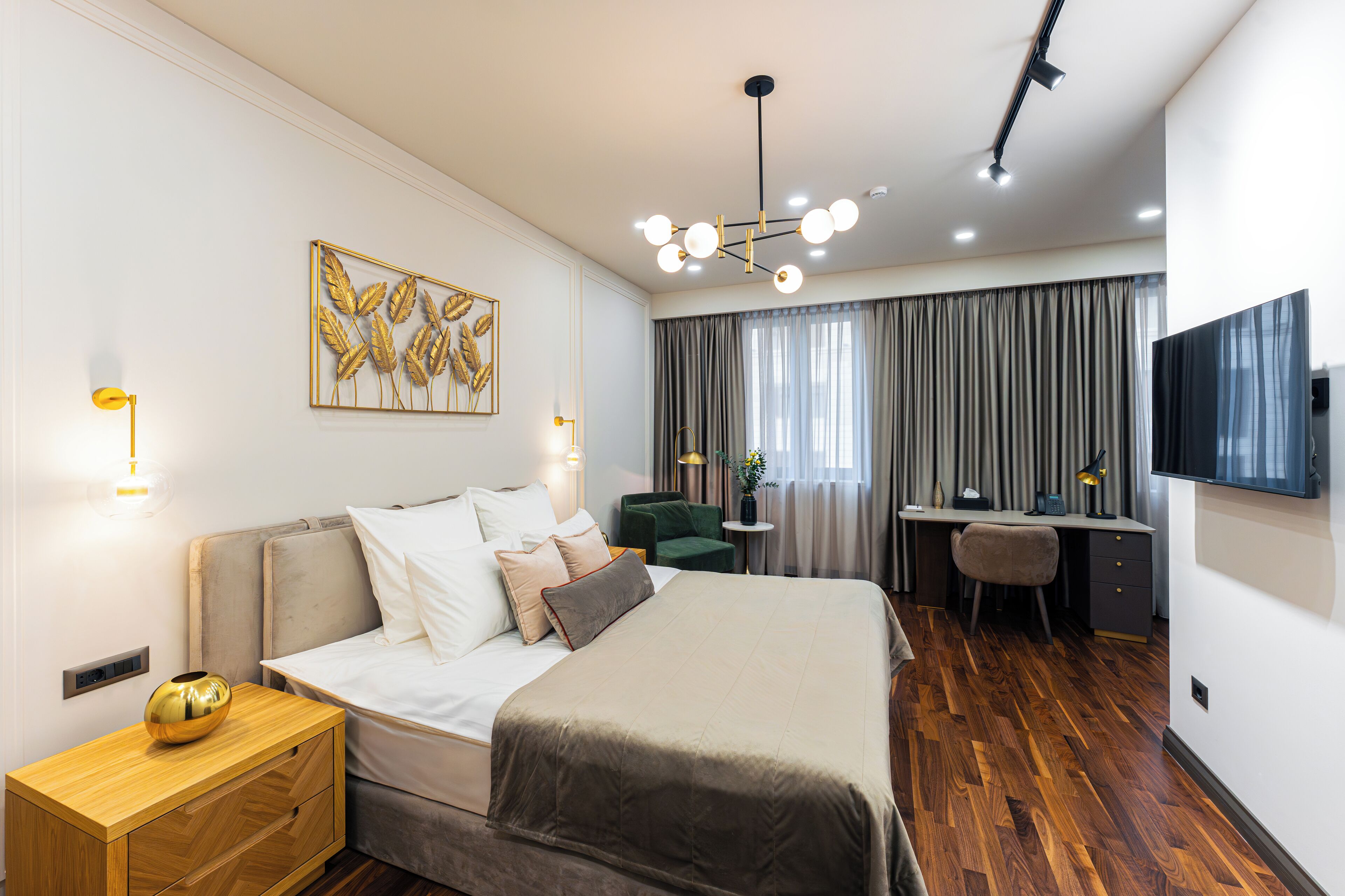 디럭스 스튜디오, 간이주방 | 거실 공간 | 디지털 채널 시청이 가능한 110cm 스마트 TV