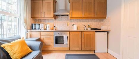 Geladeira, micro-ondas, fogão, cooktop