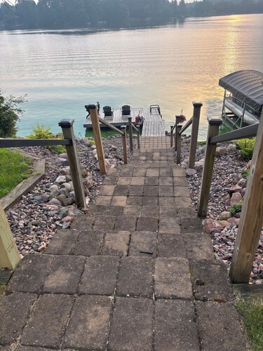 Romantic cottage+Fall hiking, ATV+Fall wine festivals+Views of lake from dock!