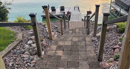 Romantic cottage+Fall hiking, ATV+Fall wine festivals+Views of lake from dock!