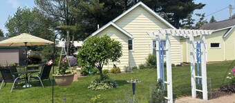 Romantic cottage+Fall hiking, ATV+Fall wine festivals+Views of lake from dock!