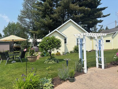 Romantic cottage+Fall hiking, ATV+Fall wine festivals+Views of lake from dock!