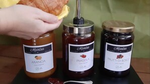 Three jars of Mantea honey with labels 'ARANCIA', 'FRAGOLA', and 'FRUTTI DI BOSCO'. - HOTEL BRENTA  (Parma)