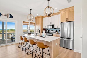 Een microgolfoven, een oven, een vaatwasser