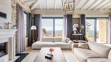 Smart TV, caminetto, libri