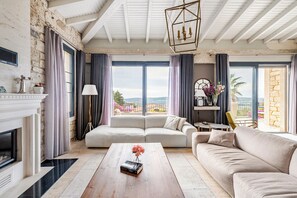 Smart-TV, Kamin, Bücher