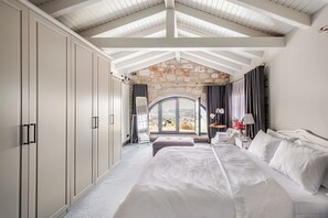 7 Schlafzimmer, Schreibtisch, Bügeleisen/Bügelbrett, Reisekinderbett