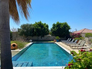 Outdoor pool - Luxury Villa Sunset Cesme with sea and Chios Island view and Fireplace in Çeşme (Çesme)